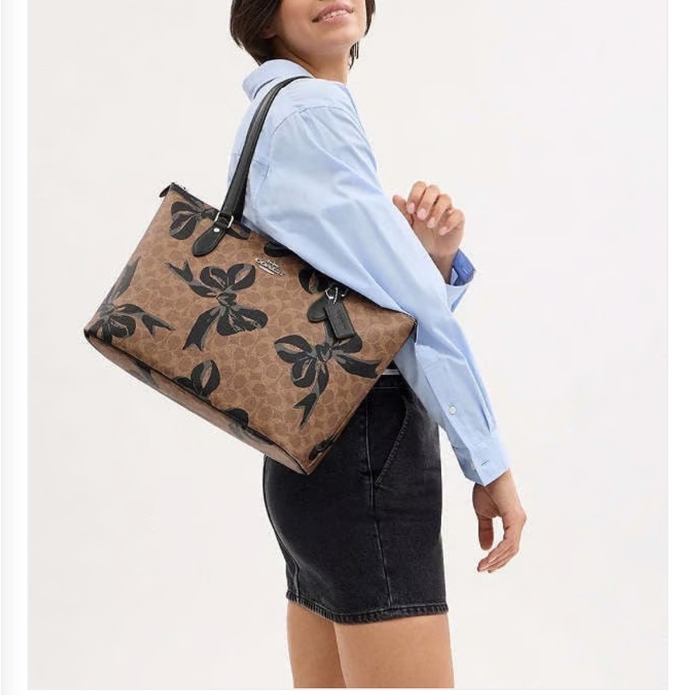 Coach Signature Bow Gallery Tote